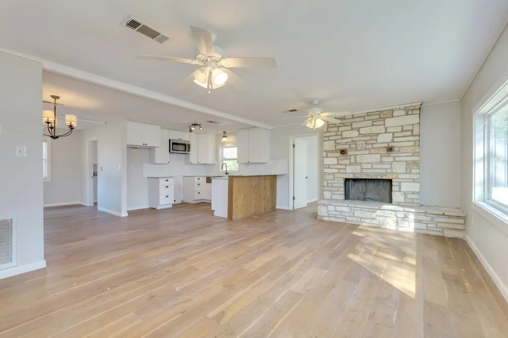 318 S Avenue C Elgin, TX 78621