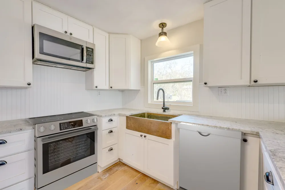 318 S Avenue C Elgin, TX 78621