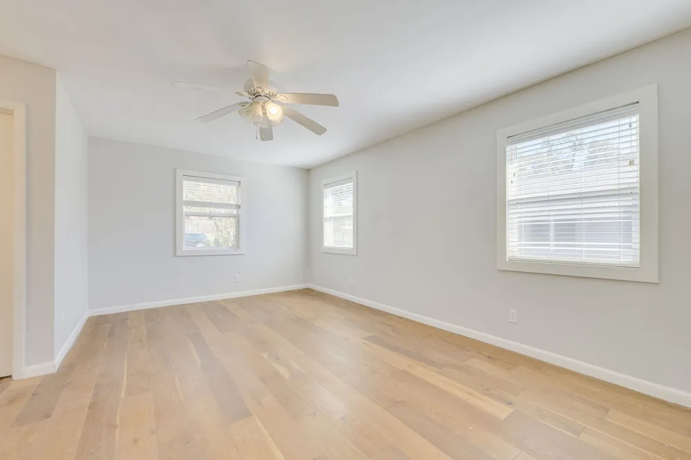 318 S Avenue C Elgin, TX 78621