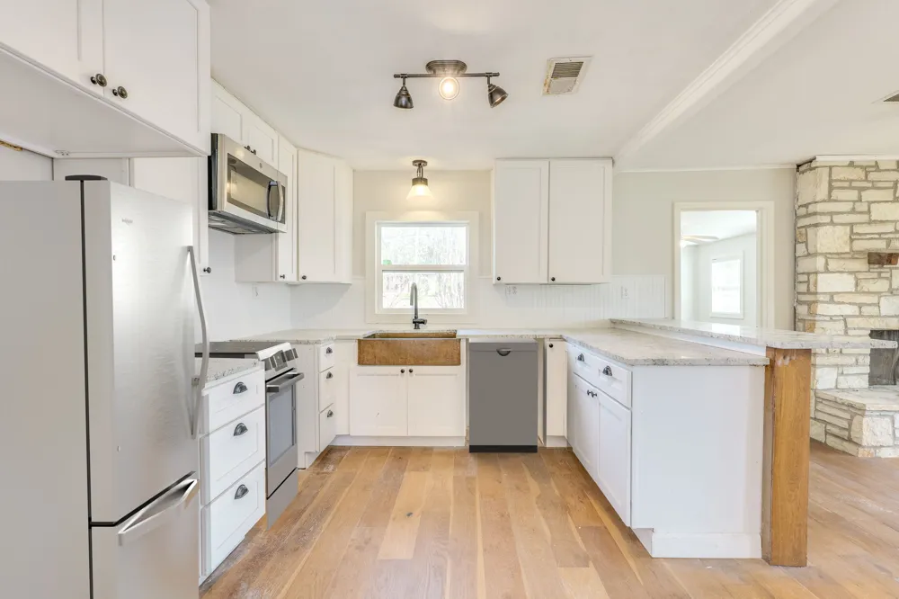 318 S Avenue C Elgin, TX 78621