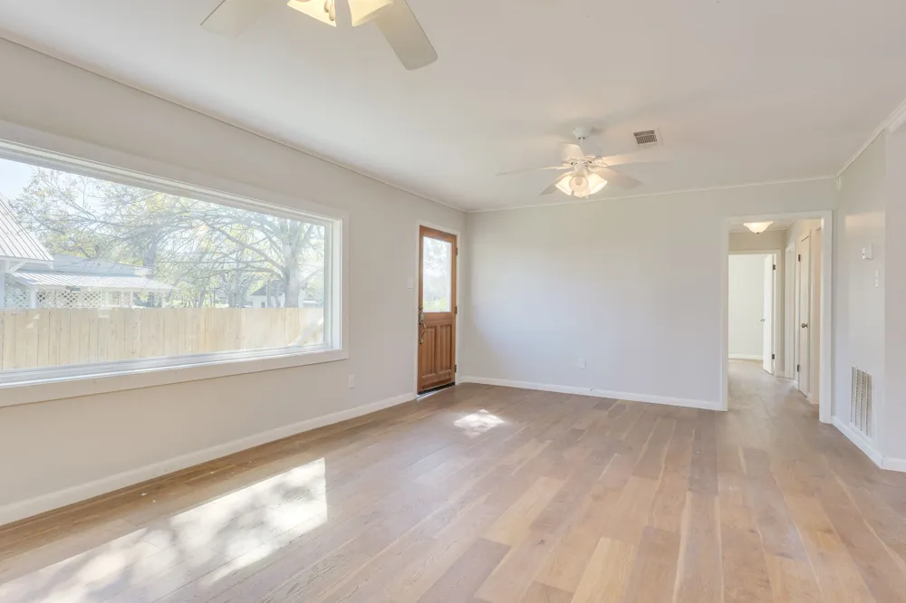 318 S Avenue C Elgin, TX 78621