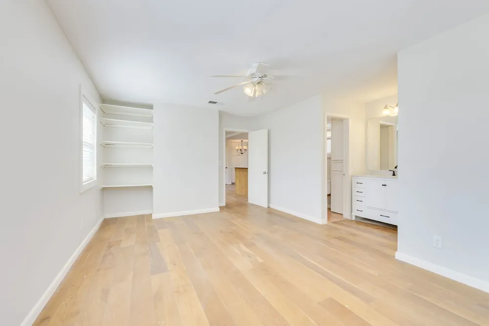 318 S Avenue C Elgin, TX 78621