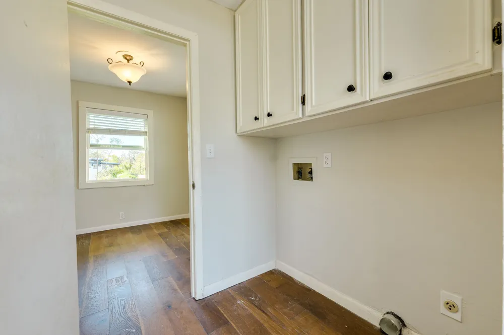 318 S Avenue C Elgin, TX 78621
