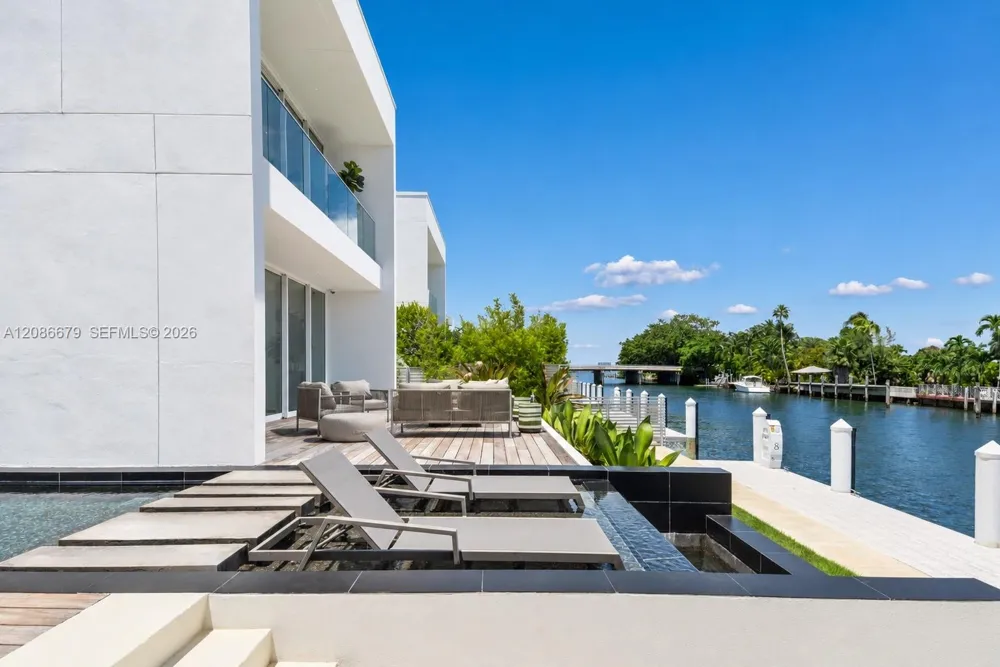 1011 W 48th St #8 Miami Beach, FL 33140