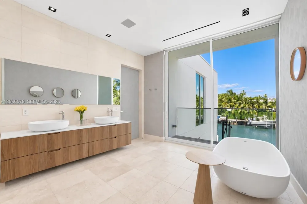 1011 W 48th St #8 Miami Beach, FL 33140