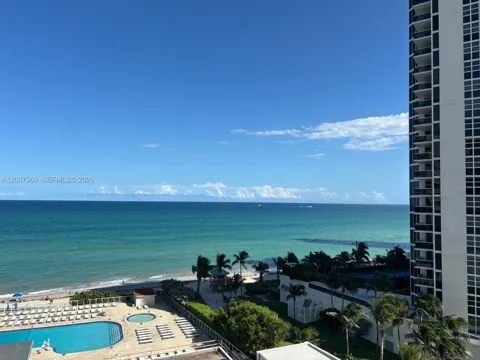 19201 Collins Ave #747