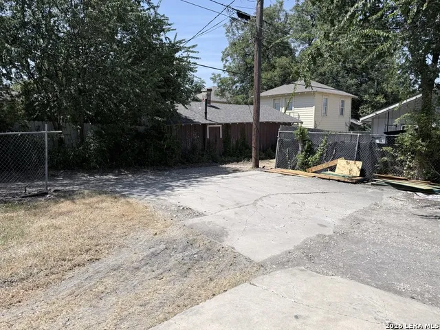 1030 W HUISACHE AVE San Antonio, TX 78201
