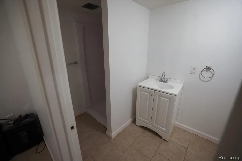 38684 Pinebrook Drive Sterling Heights City, MI 48310