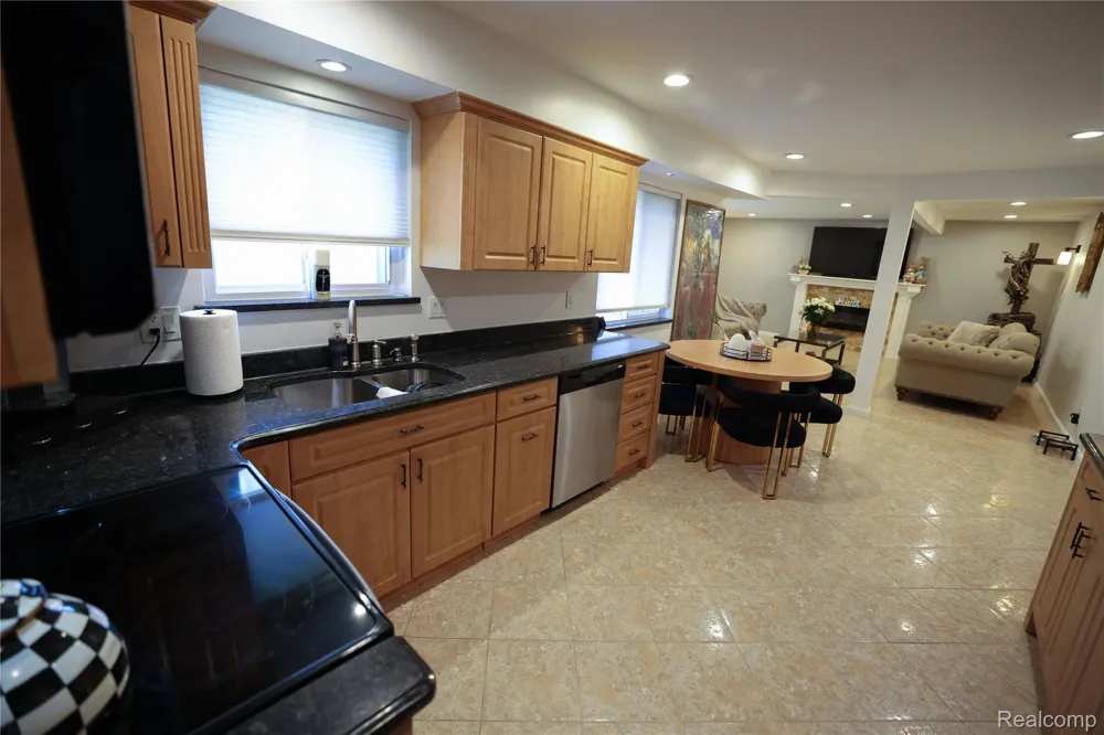 38684 Pinebrook Drive Sterling Heights City, MI 48310