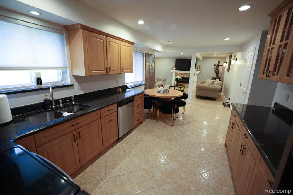 38684 Pinebrook Drive Sterling Heights City, MI 48310