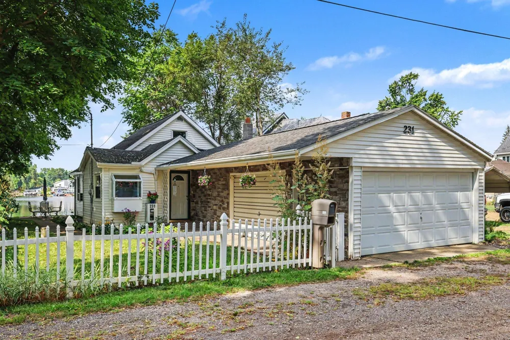 231 Lakeside Drive Leoni Township, MI 49254