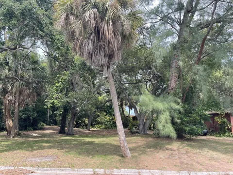 806 S LAKESIDE DRIVE