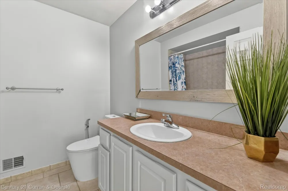 6827 Blackwell Shelby Charter Township, MI 48317