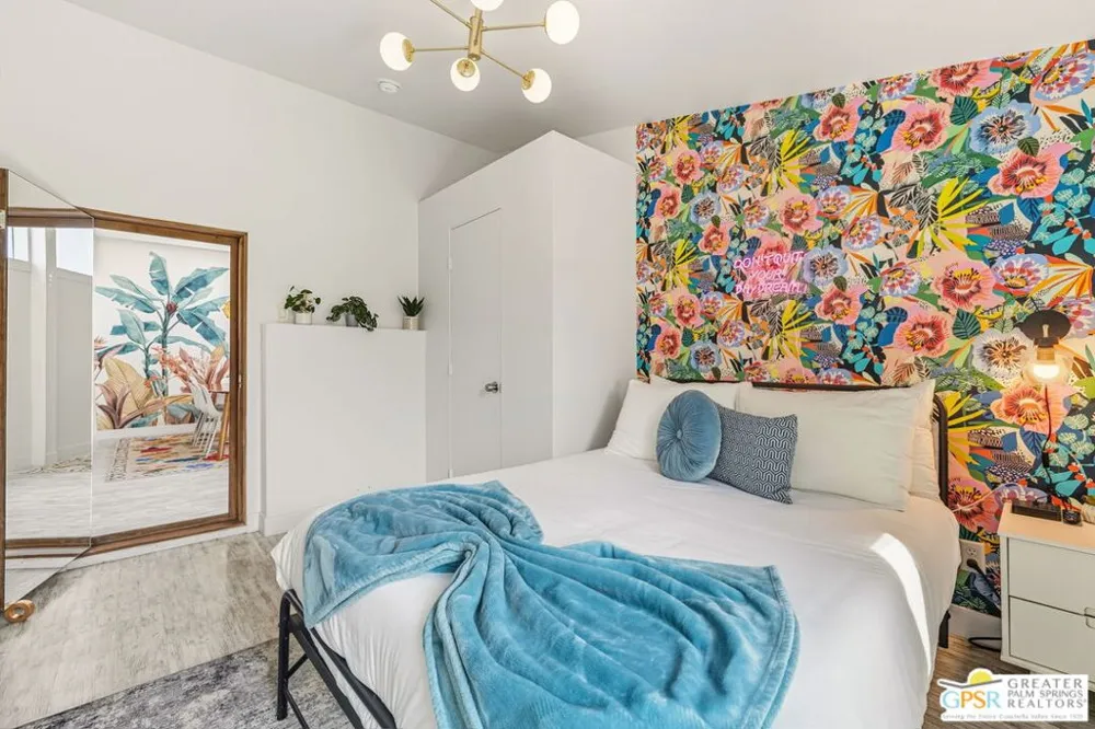547 Sunrise Way Palm Springs, CA 92262