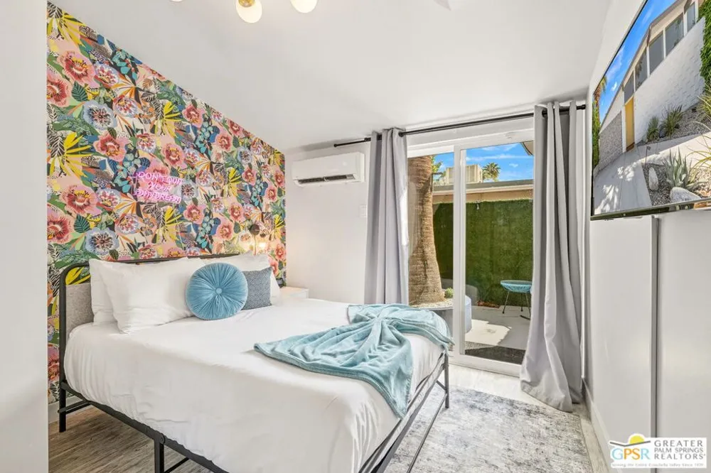 547 Sunrise Way Palm Springs, CA 92262