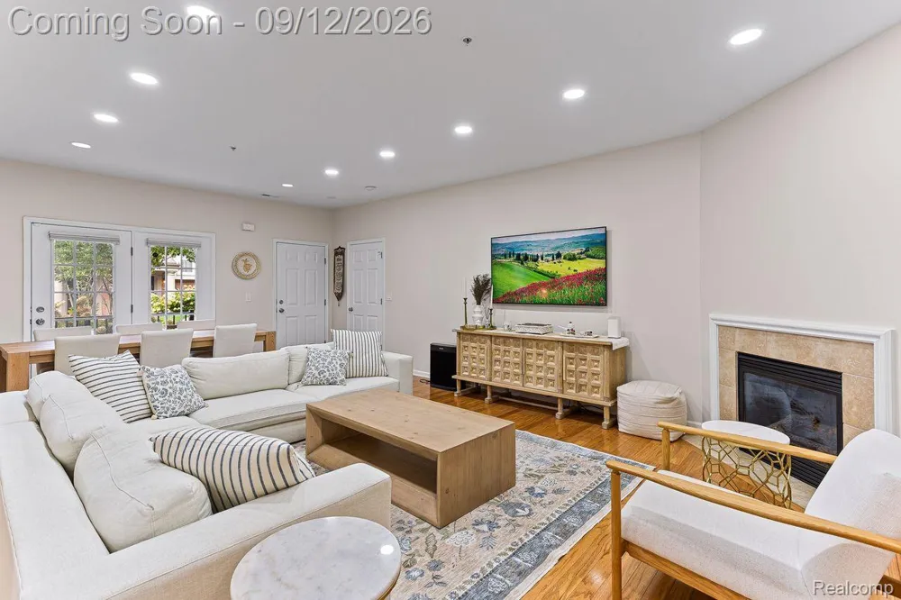22274 Abbey Lane Dearborn City, MI 48124