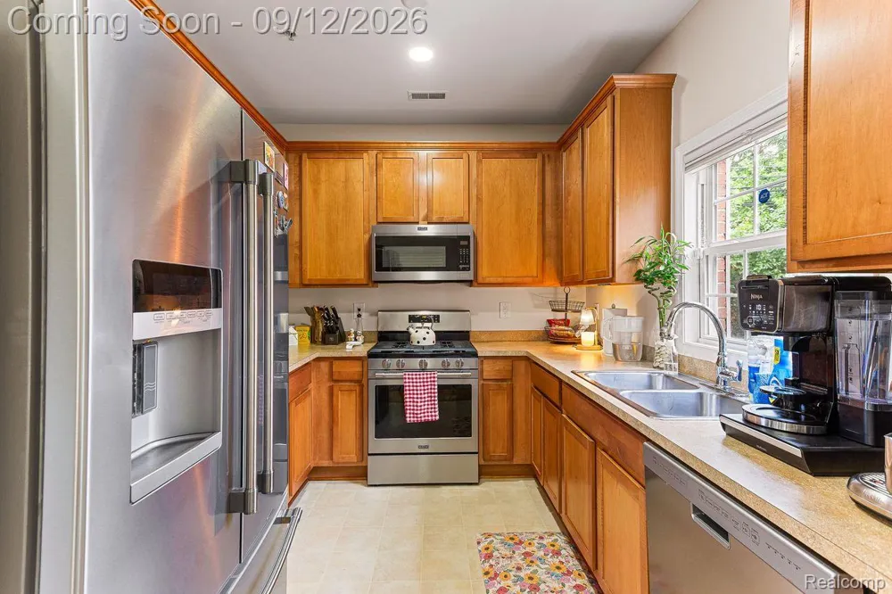 22274 Abbey Lane Dearborn City, MI 48124