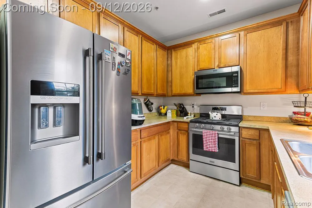 22274 Abbey Lane Dearborn City, MI 48124