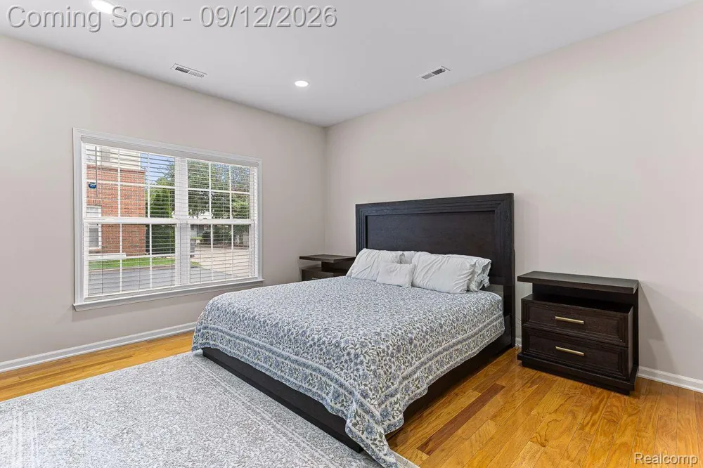 22274 Abbey Lane Dearborn City, MI 48124