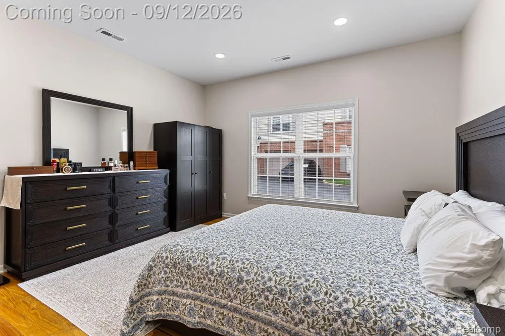 22274 Abbey Lane Dearborn City, MI 48124