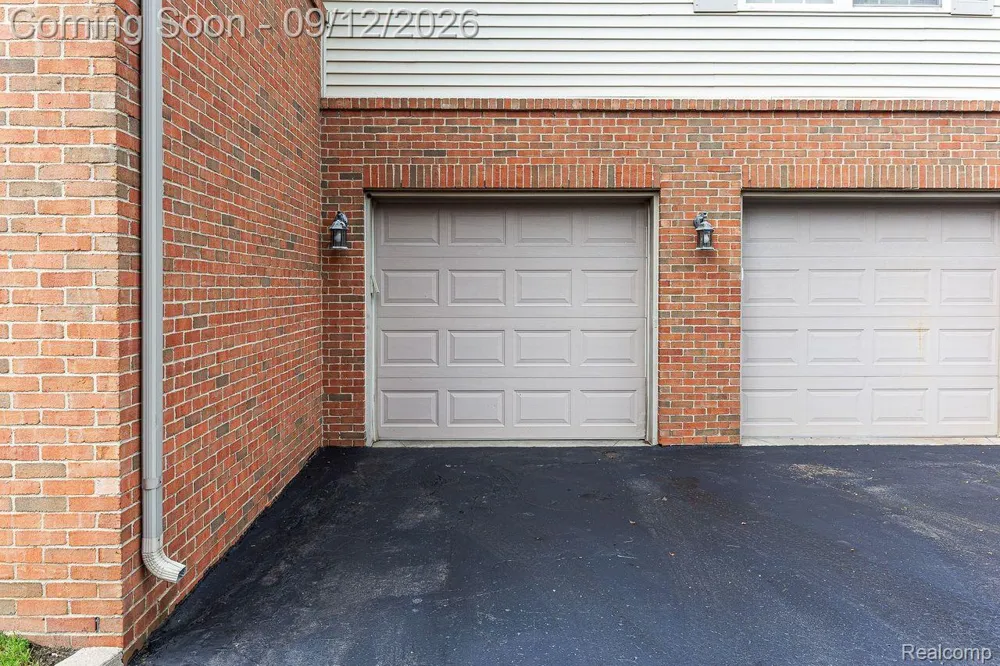 22274 Abbey Lane Dearborn City, MI 48124