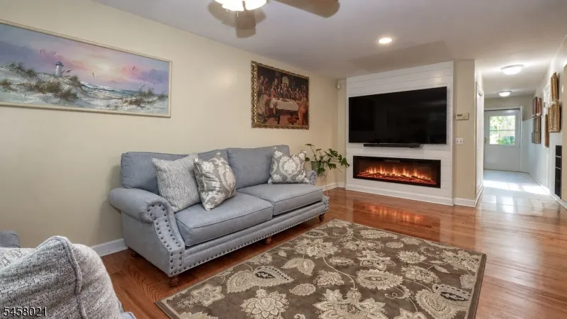 58 Parkside Ct Wayne, NJ 07470