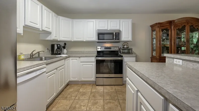 58 Parkside Ct Wayne, NJ 07470