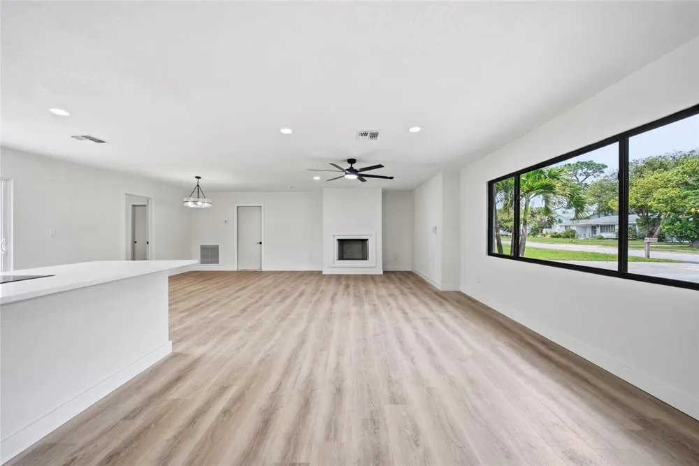 815 POINSETTIA AVENUE Tarpon Springs, FL 34689