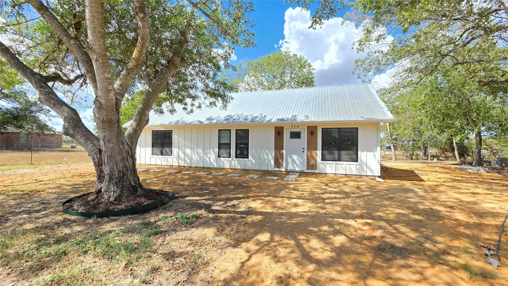 316 W 8th Street Flatonia, TX 78941