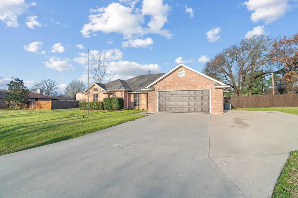 2013 Wood Trail Azle, TX 76020