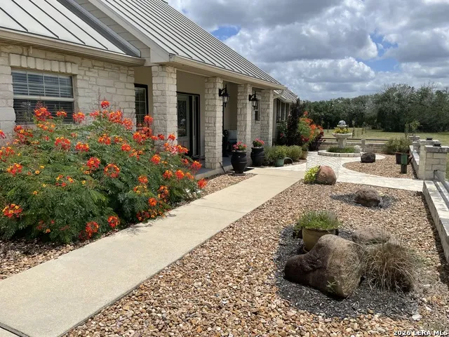 360 Bluff Creek Rd Center Point, TX 78010