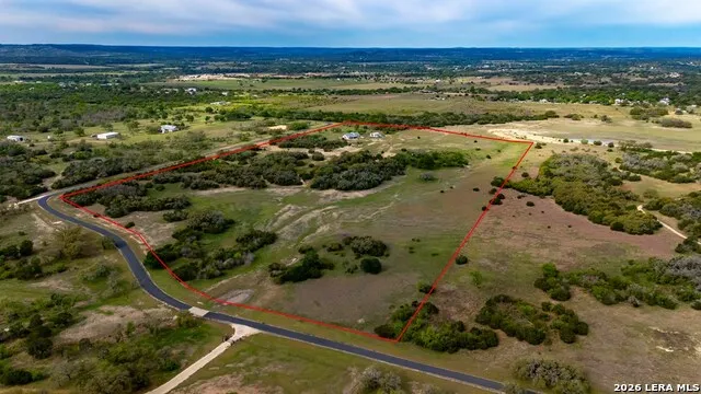 360 Bluff Creek Rd Center Point, TX 78010