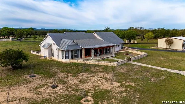 360 Bluff Creek Rd Center Point, TX 78010