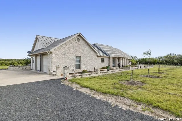 360 Bluff Creek Rd Center Point, TX 78010