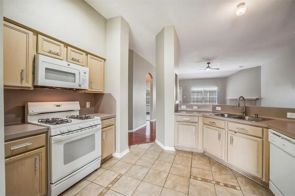 7002 Plaza Del Sol Drive Hockley, TX 77083