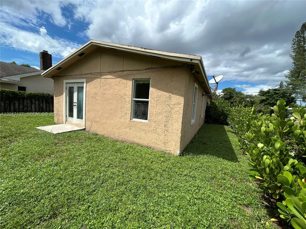 280 SW 8th St Deerfield Beach, FL 33441