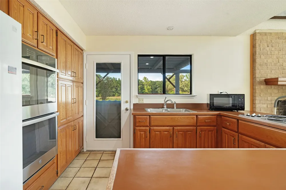 6517 County Road 45600 Blossom, TX 75416