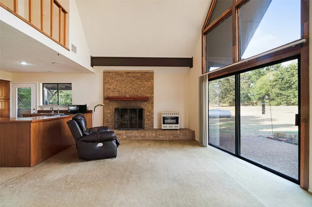 6517 County Road 45600 Blossom, TX 75416
