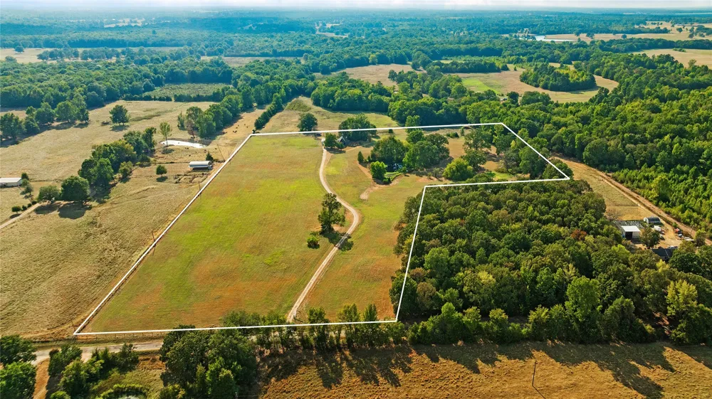 6517 County Road 45600 Blossom, TX 75416