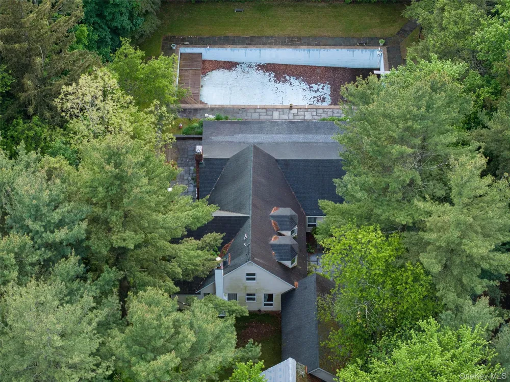 8 Woodstock Court Muttontown, NY 11771