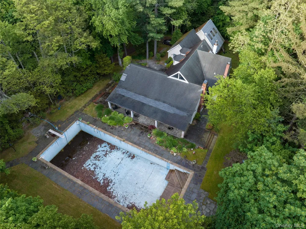 8 Woodstock Court Muttontown, NY 11771