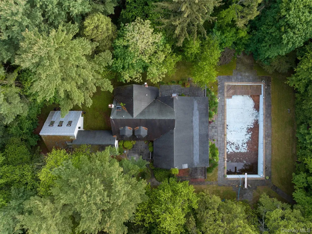 8 Woodstock Court Muttontown, NY 11771