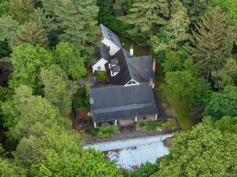 8 Woodstock Court Muttontown, NY 11771