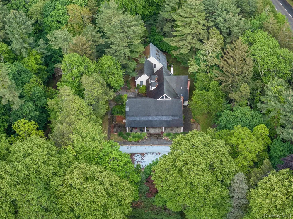 8 Woodstock Court Muttontown, NY 11771