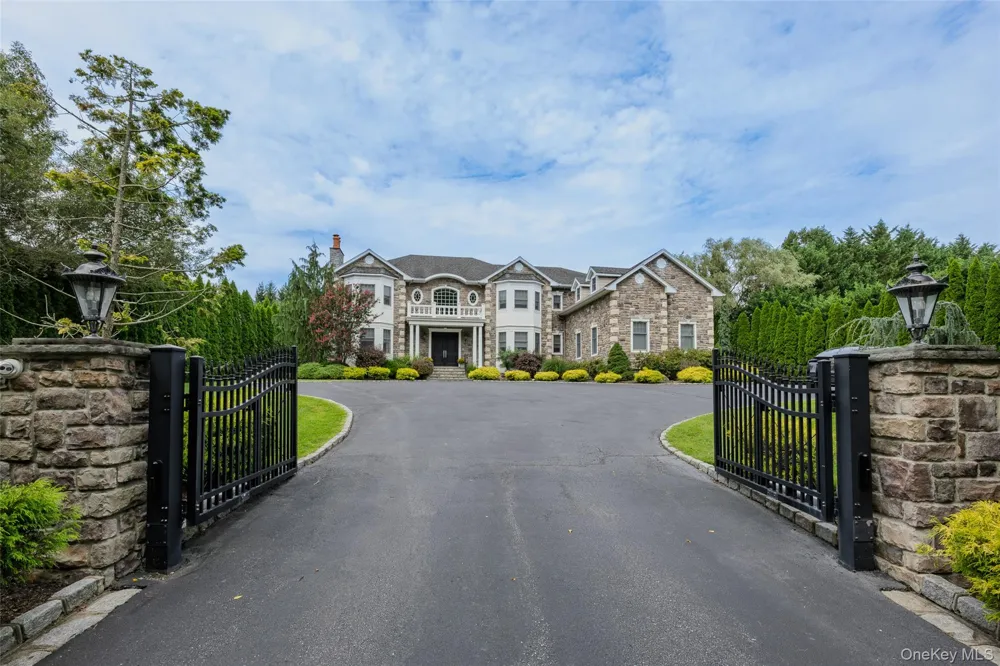 10 Meadow Glen Road Fort Salonga, NY 11768