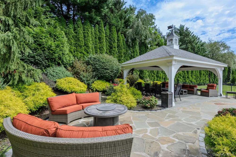 10 Meadow Glen Road Fort Salonga, NY 11768