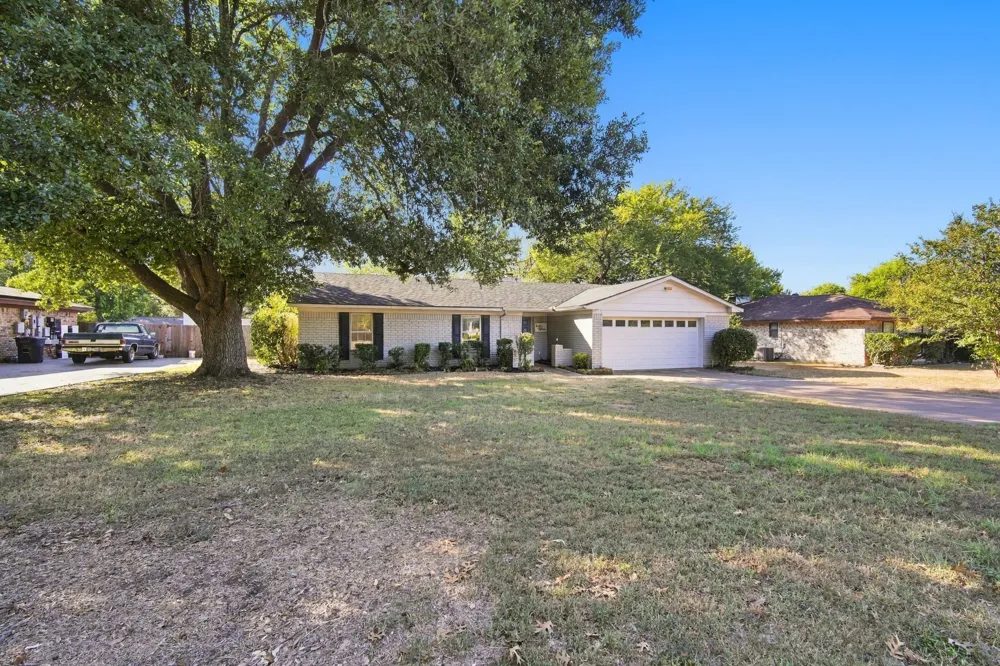 1215 Cindy Lane Cleburne, TX 76033