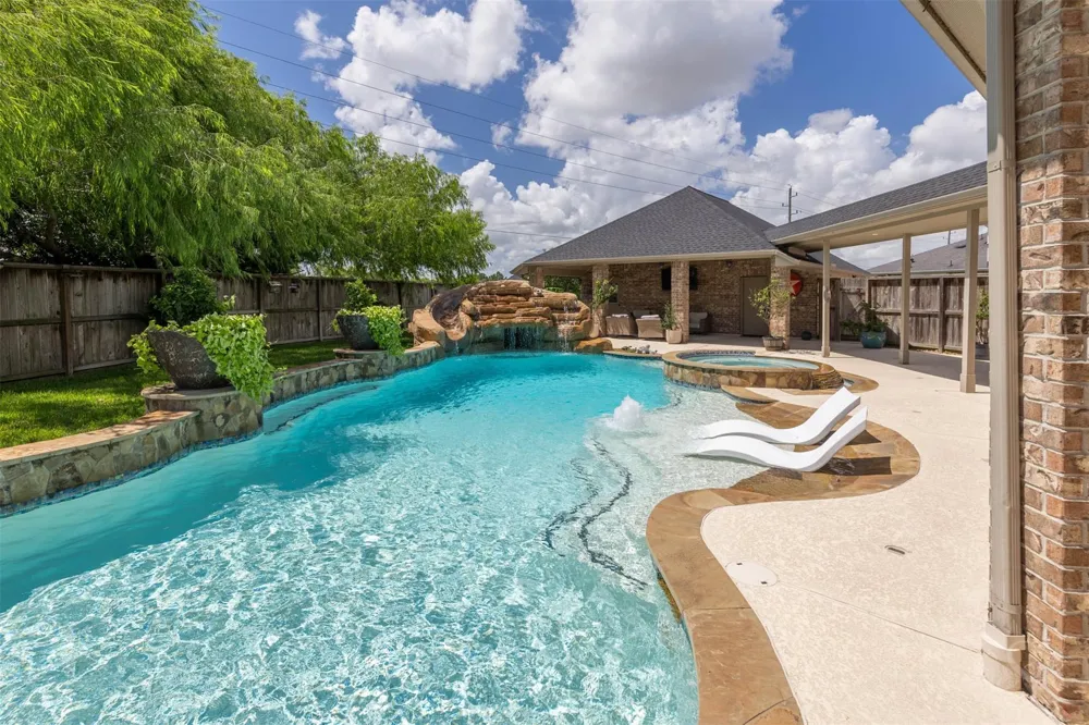 5835 Caspian Falls Lane Fulshear, TX 77441