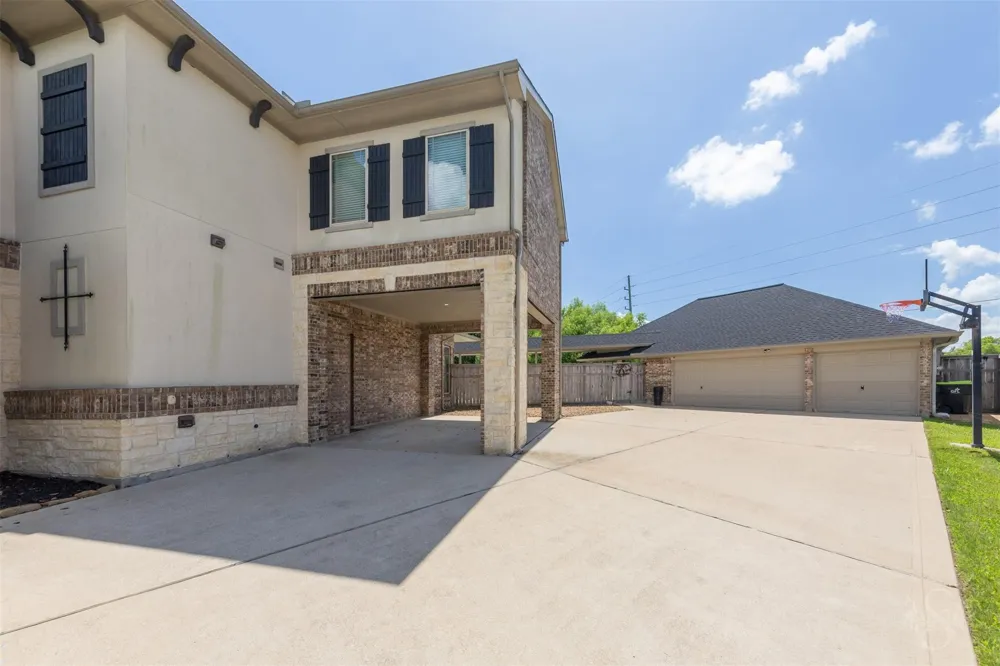 5835 Caspian Falls Lane Fulshear, TX 77441
