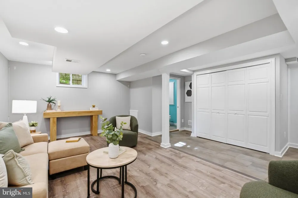 2312 VALLEY DRIVE Alexandria, VA 22302